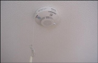 天井に設置された火災警報器の例