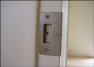 扉のラッチ受けの例