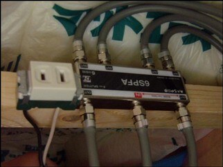 ユニットバス天井裏に設置されたTV分配器の例