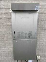 屋外に設置された給湯器の例