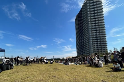 本マンションを望む多摩川河川敷でのイベント風景